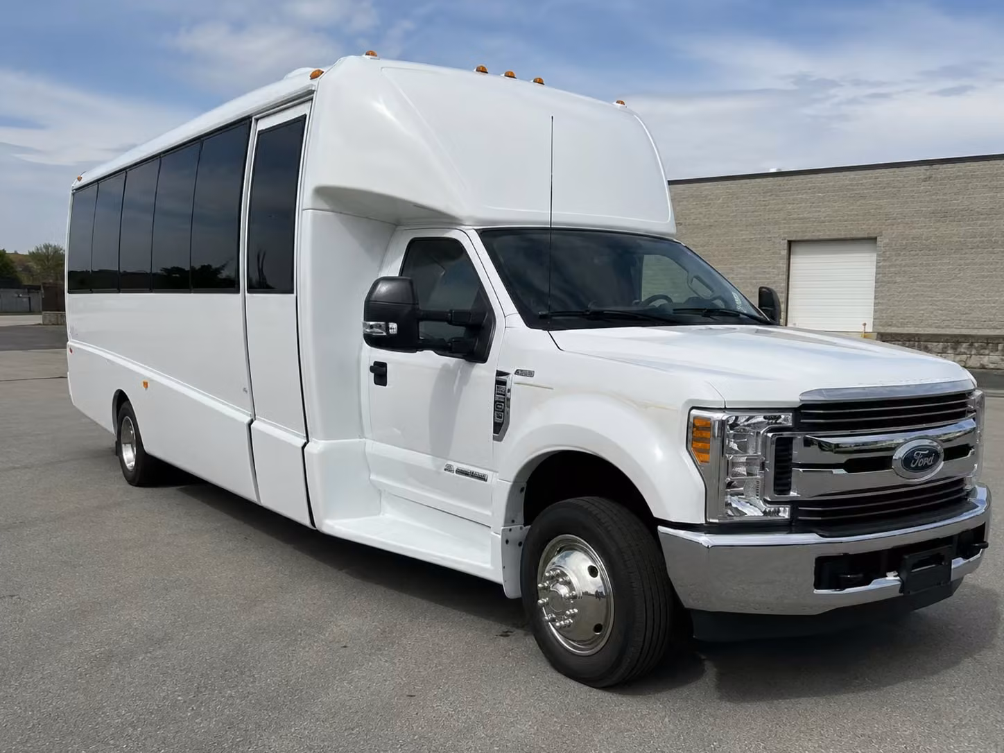 edison 18 passenger minibus rental