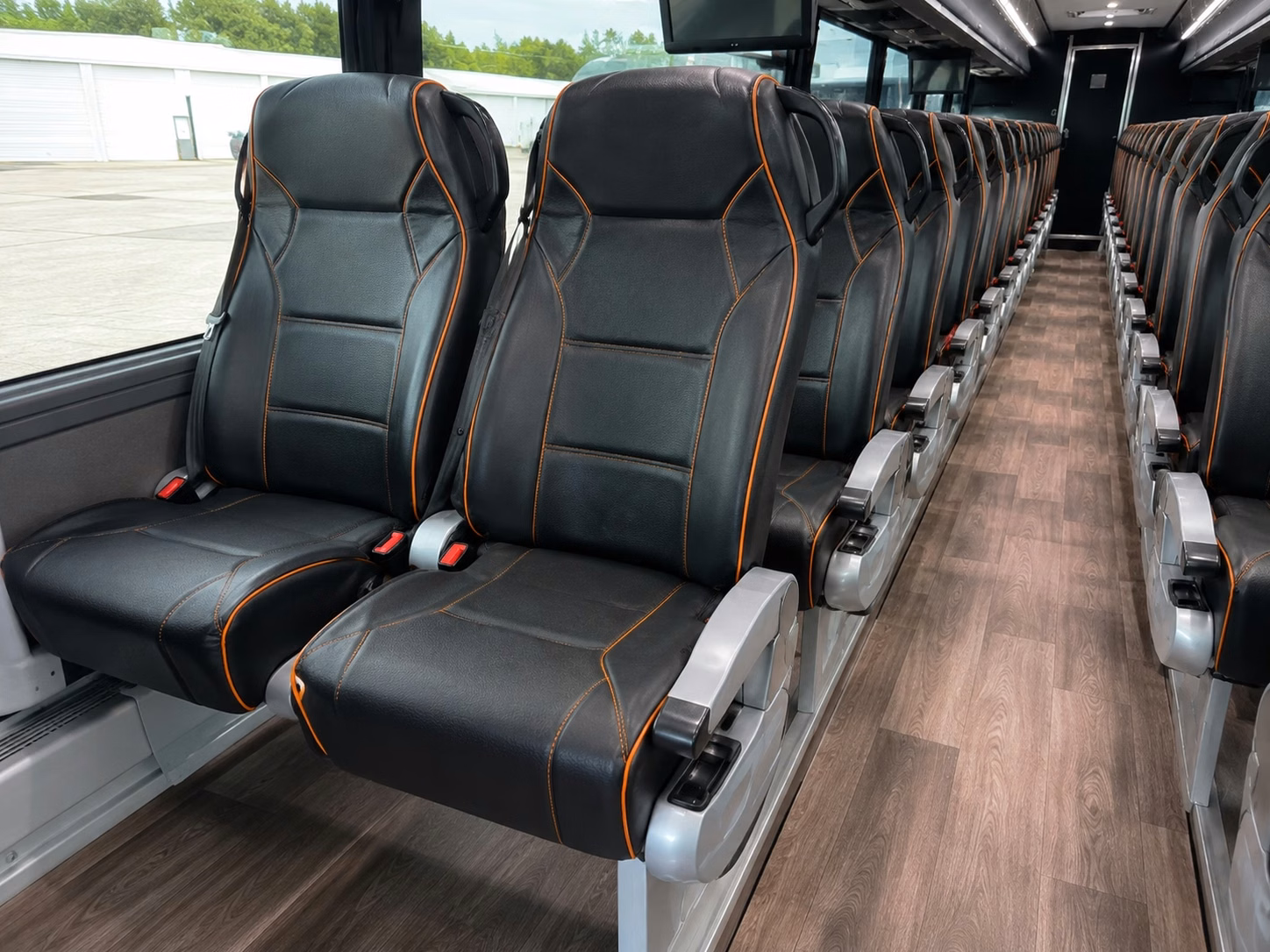 guest shuttle buses between edison wedding venues and nearby hotels